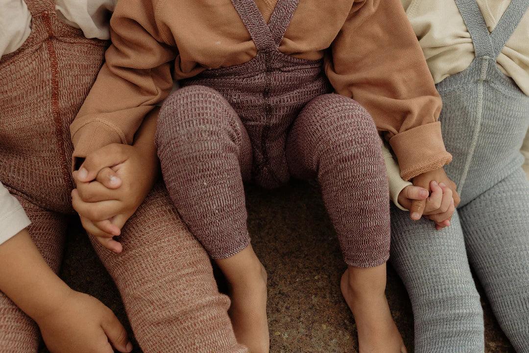Legginsy z bawełny organicznej z szelkami - Vanilla Fig - L’enfant