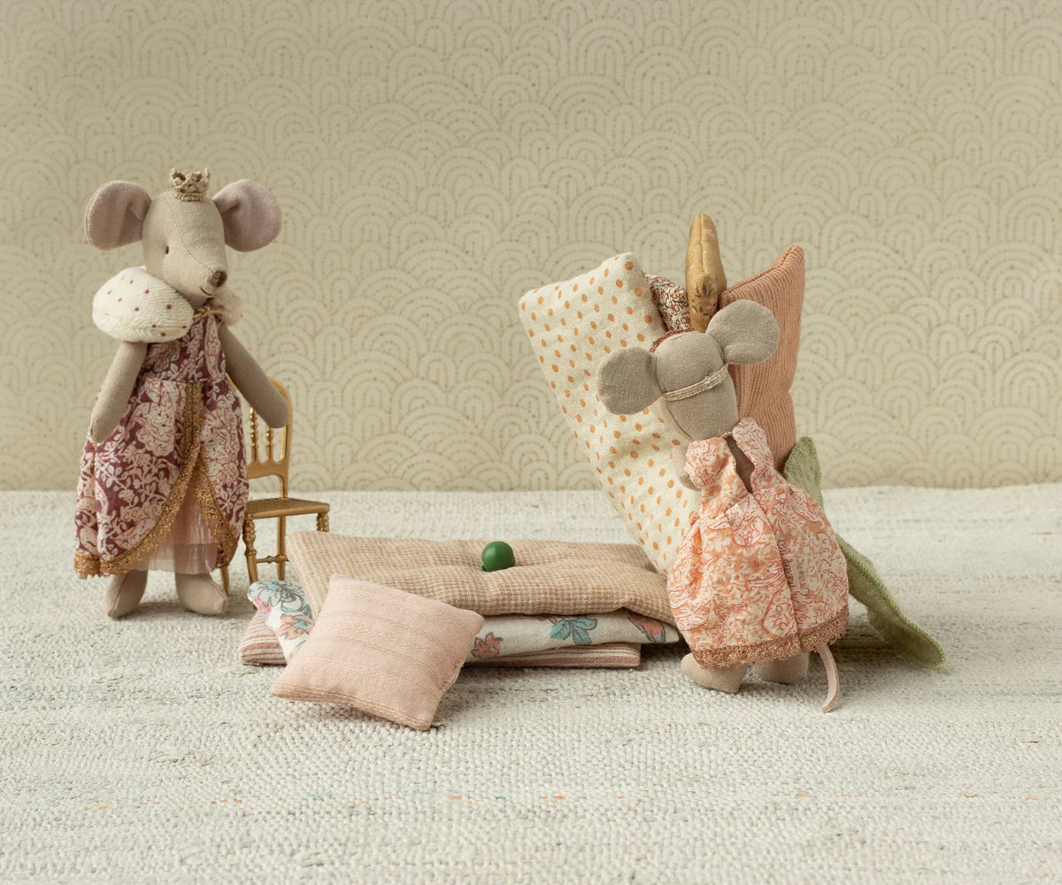 Myszka na ziarnku grochu - Princess and the pea, Big sister mouse