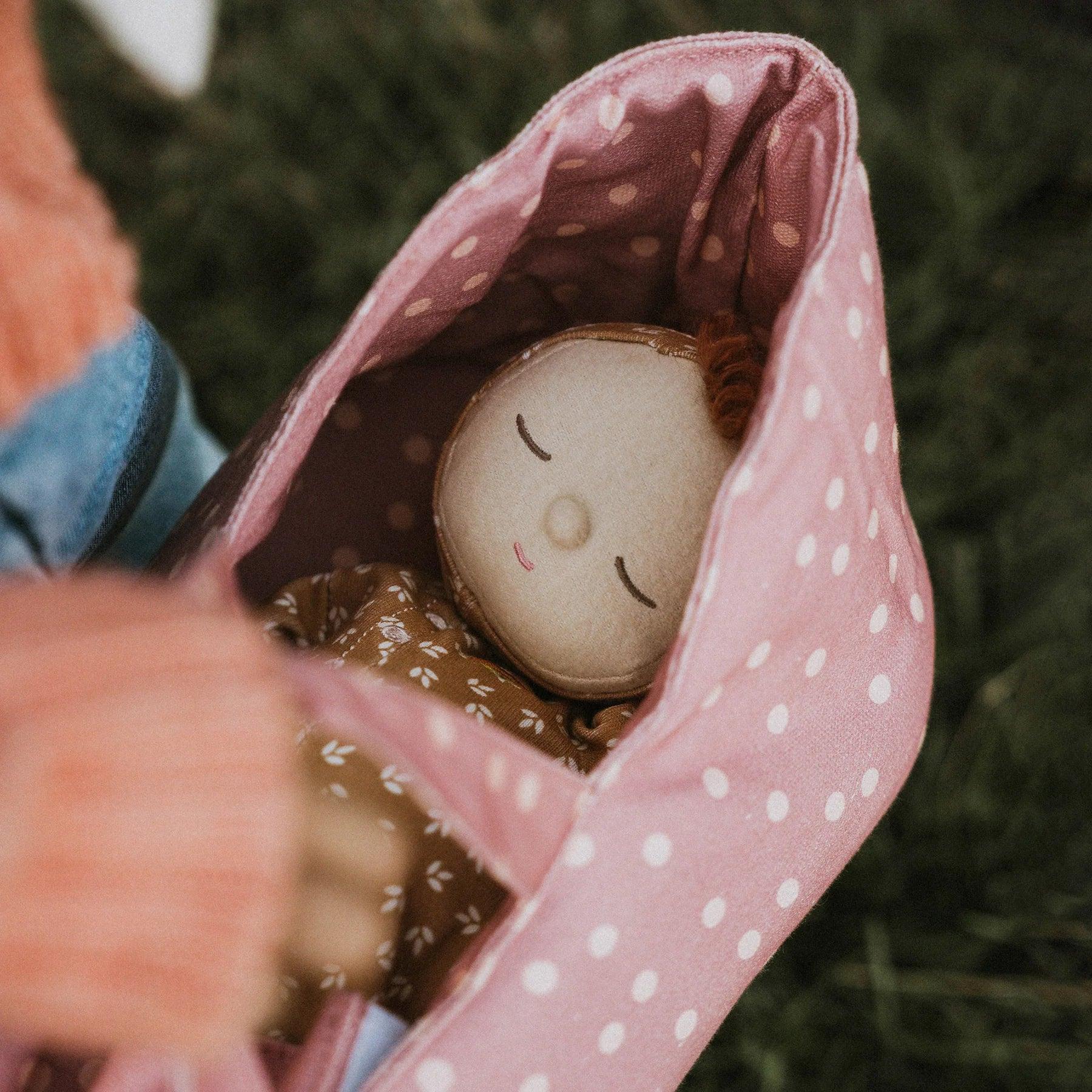 Nosidełko dla lalek Dinkum - Polka Dot - L’enfant