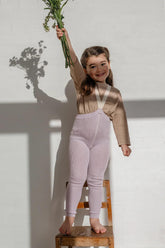 Legginsy z bawełny organicznej z szelkami - Creamy Lavender - L’enfant