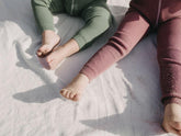 Legginsy z bawełny organicznej z szelkami - Acai Smoothie - L’enfant