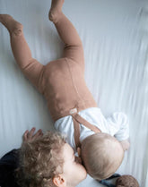 Rajstopy z bawełny organicznej z szelkami - Light Brown - L’enfant